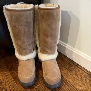 Ugg tall sunburst boots with shearling size 9 women